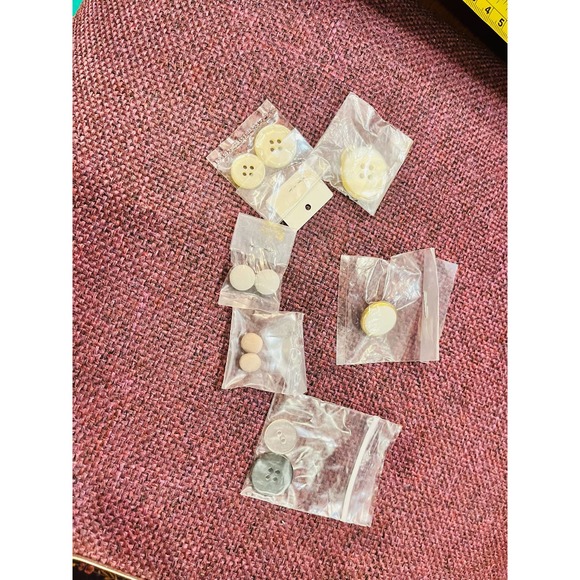 Vintage Singer sewing tin container with old buttons - Picture 6 of 13